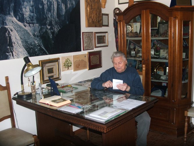Armando Aste nel suo studio